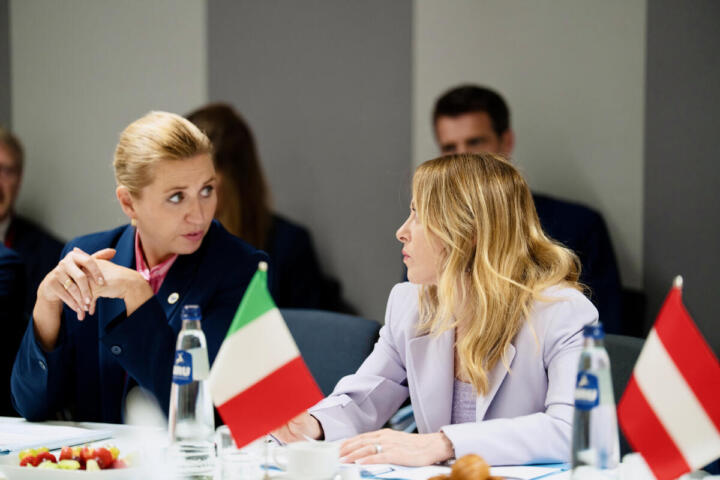 Migranti, asse Meloni-Frederiksen: “Più espulsioni e centri di rimpatrio fuori dall’Europa”