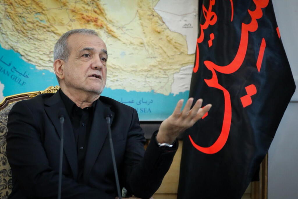 Iran, Pezeshkian ammette l’effetto delle sanzioni, import ed export in calo fino al 35%: “Siamo in un’economia di guerra”