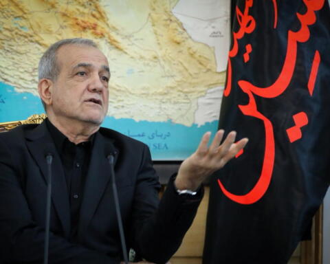 Iran, Pezeshkian ammette l’effetto delle sanzioni, import ed export in calo fino al 35%: “Siamo in un’economia di guerra”