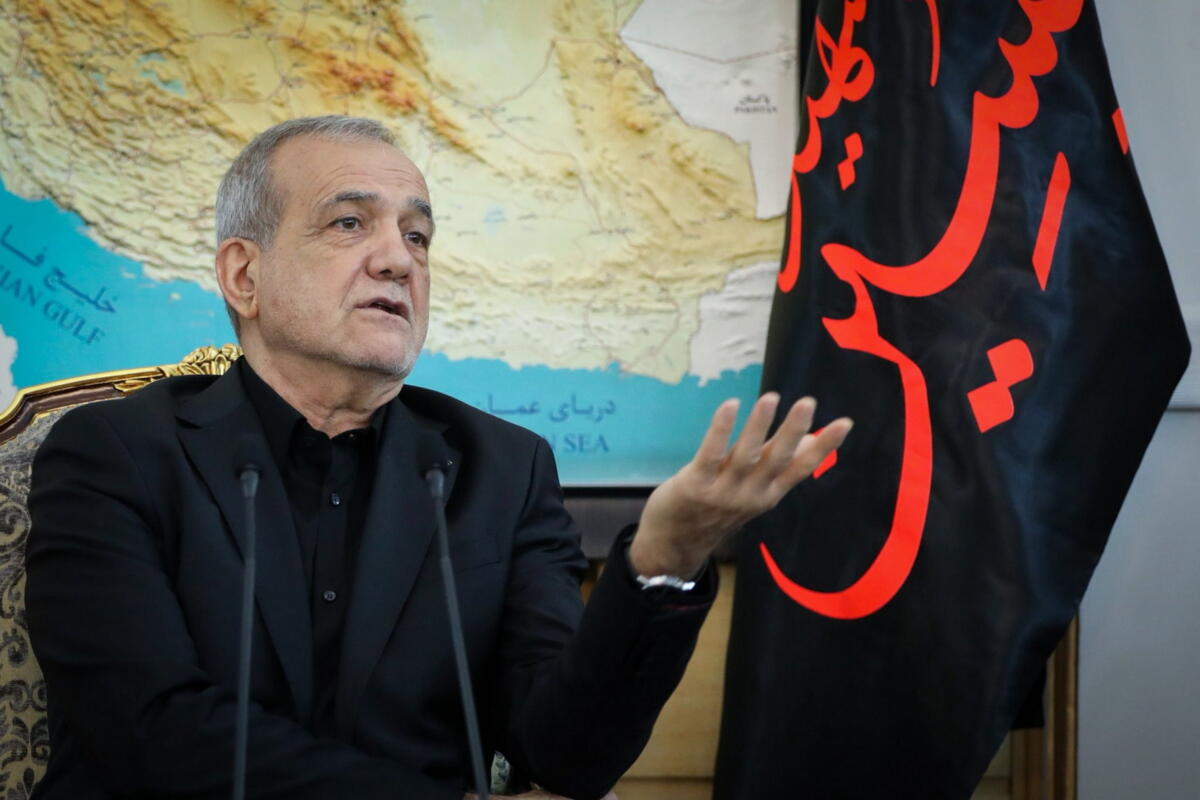 Iran, Pezeshkian ammette l’effetto delle sanzioni, import ed export in calo fino al 35%: “Siamo in un’economia di guerra”
