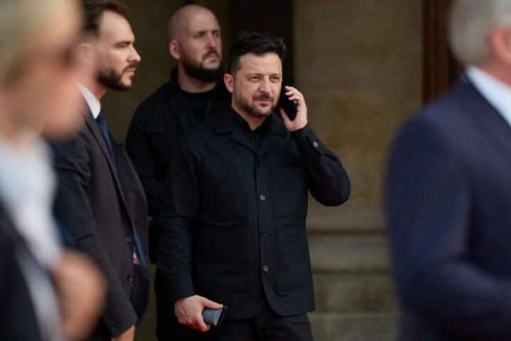Ucraina, i Volenterosi a Kiev nel 35° anniversario dell’indipendenza. Zelensky: “Non soggiaceremo mai agli stivali dello zar”