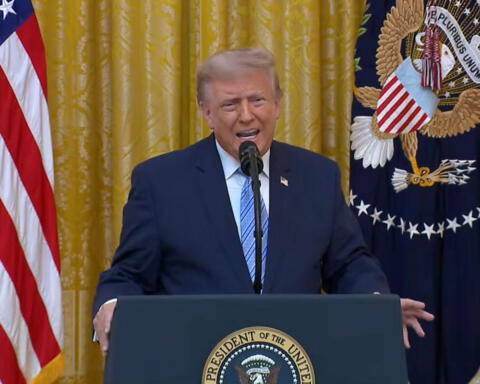 Trump stringe l’assedio economico sull’Iran, petrolio in rialzo, Hormuz semichiuso