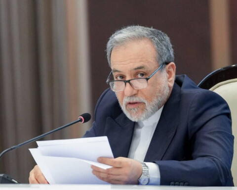 Iran, Araghchi apre alla diplomazia con gli Usa: "Non è impossibile, ma la pressione non funziona"