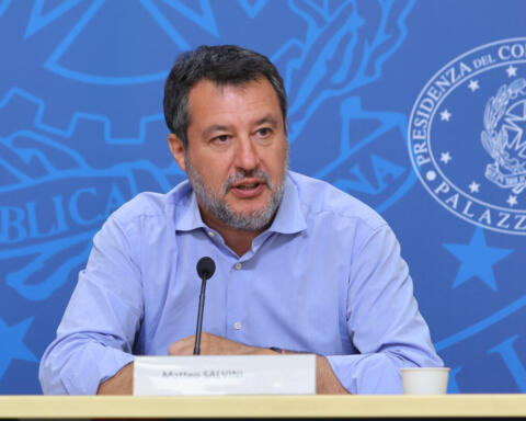 Salvini: “Pronta la proposta sugli extraprofitti, almeno 2 miliardi l’anno”. E apre allo scostamento di bilancio