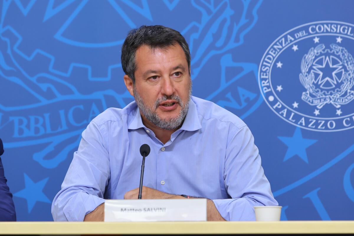 Salvini: “Pronta la proposta sugli extraprofitti, almeno 2 miliardi l’anno”. E apre allo scostamento di bilancio