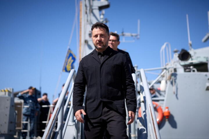 Raid russi su Kryvyi Rih, città natale di Zelensky: 16 morti. Macron promette nuovi intercettori