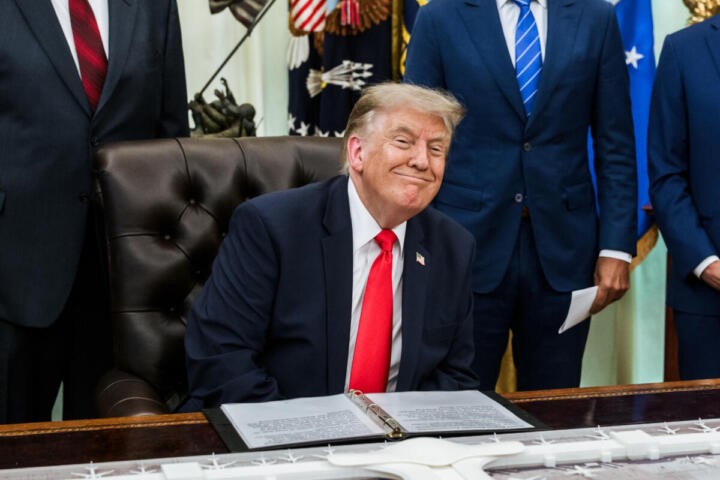 Trump lancia il “D-Day economico” contro l’Iran. Teheran: “Non funzionerà”