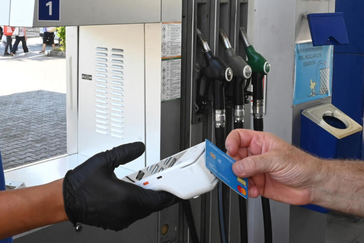 Carburanti, il Governo prepara la proroga. Sulla A22 il diesel speciale supera i 3 euro