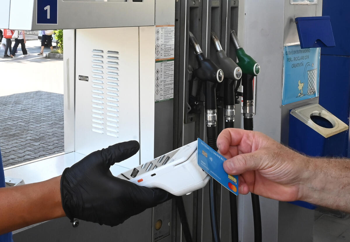 Carburanti, il Governo prepara la proroga. Sulla A22 il diesel speciale supera i 3 euro