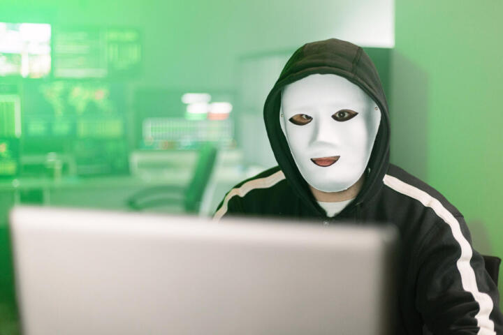 Truffe online, false e-mail della Polizia con accuse e minacce: “Non rispondete e non pagate”