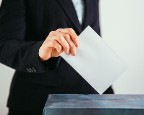 Svizzera al voto: la neutralità sotto esame tra pressioni globali e timori d’isolamento