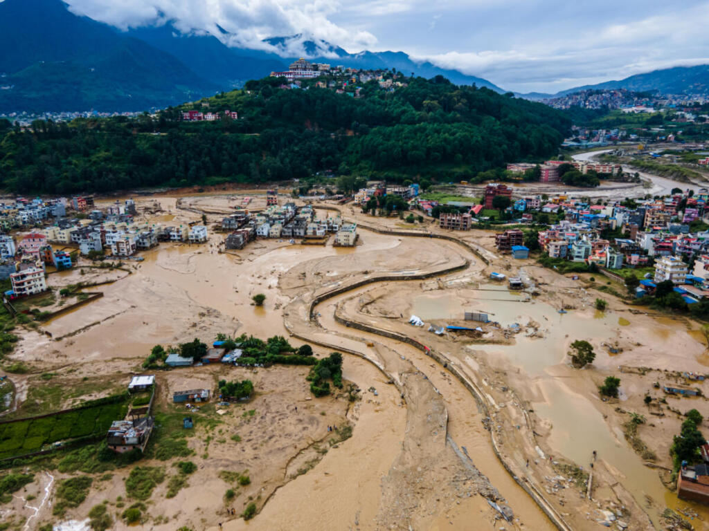 Nepal, oltre 360 morti e 1.400 dispersi: tre italiani irreperibili
