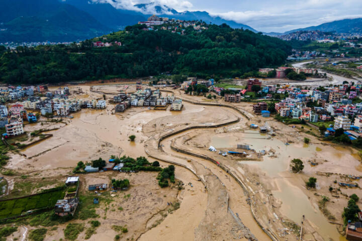 Nepal, oltre 360 morti e 1.400 dispersi: tre italiani irreperibili
