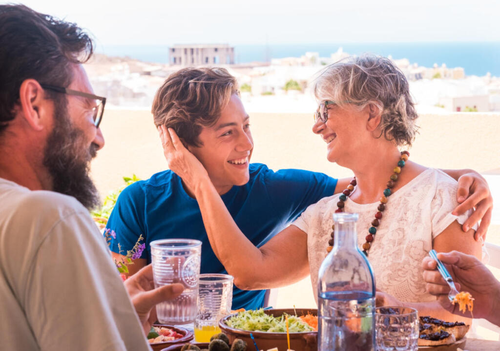 Vacanze con i genitori, da imbarazzo a privilegio. Il fenomeno dell’adult children–parents tourism