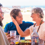 Vacanze con i genitori, da imbarazzo a privilegio. Il fenomeno dell’adult children–parents tourism
