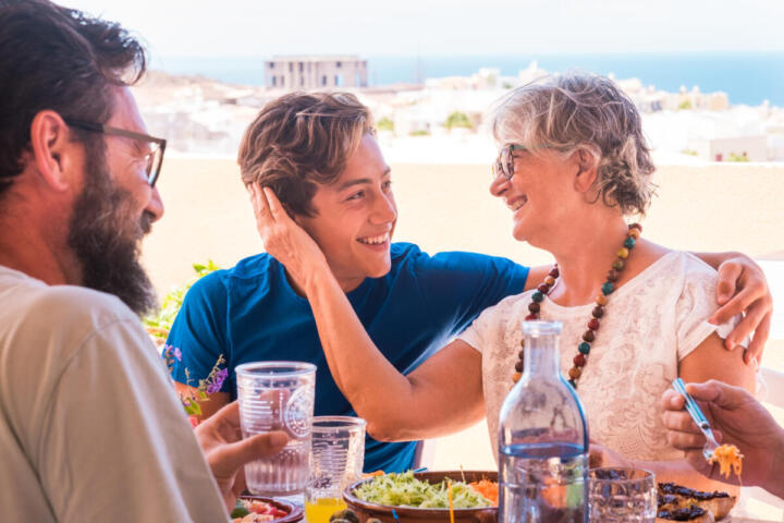 Vacanze con i genitori, da imbarazzo a privilegio. Il fenomeno dell’adult children–parents tourism