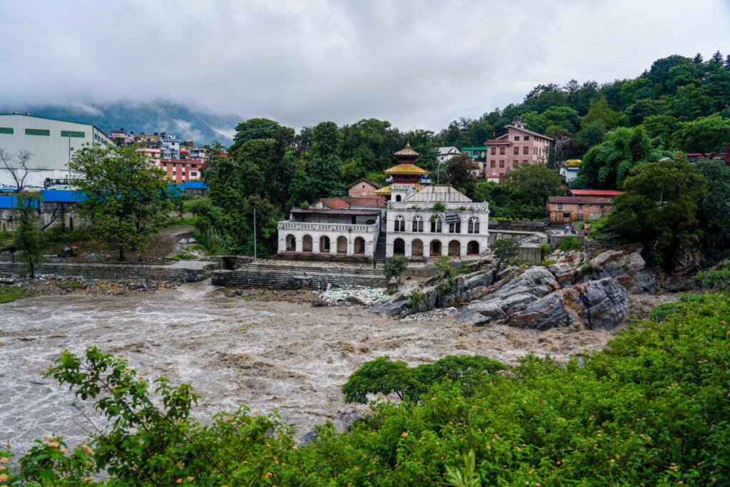Nepal, il lago artificiale tracima: allarme per una nuova piena. Oltre 480 morti, tre italiani dispersi