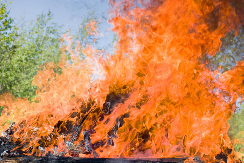 Indonesia in allerta: incendi in aumento nel Kalimantan, migliaia di uomini mobilitati