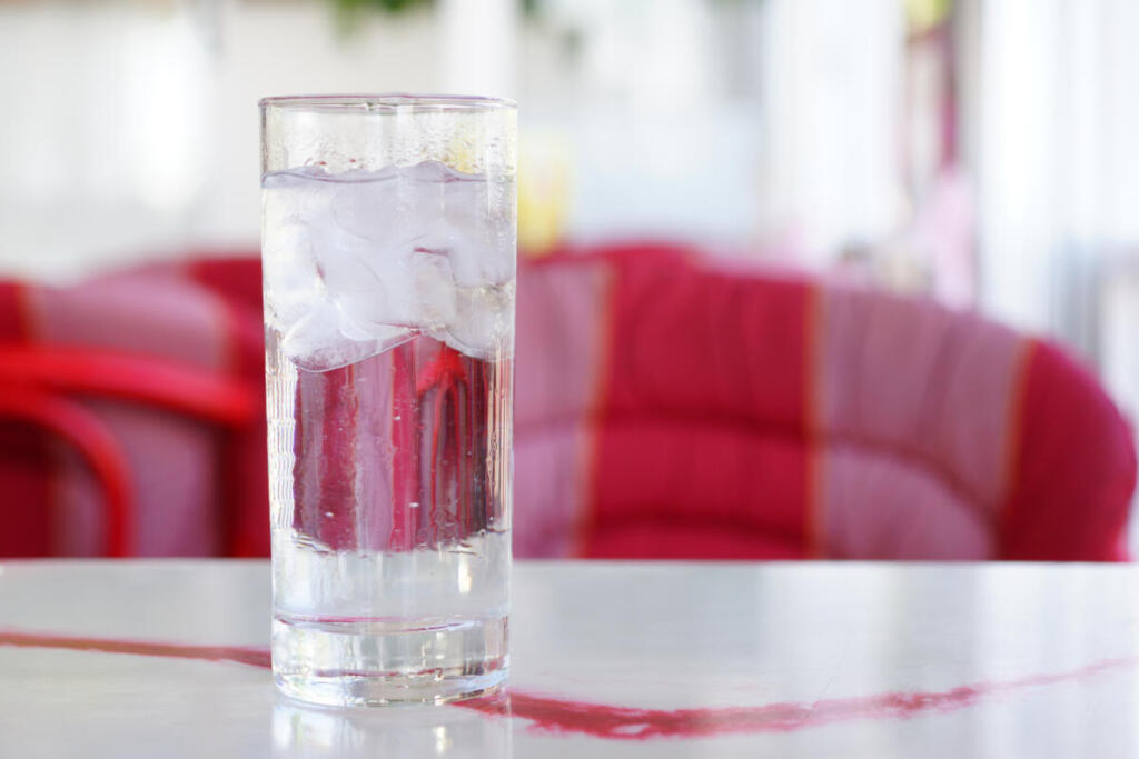 Acqua nei bar e ristoranti, allarme Codacons: “Irregolare un caso su due, controlli a tappeto a Ferragosto”
