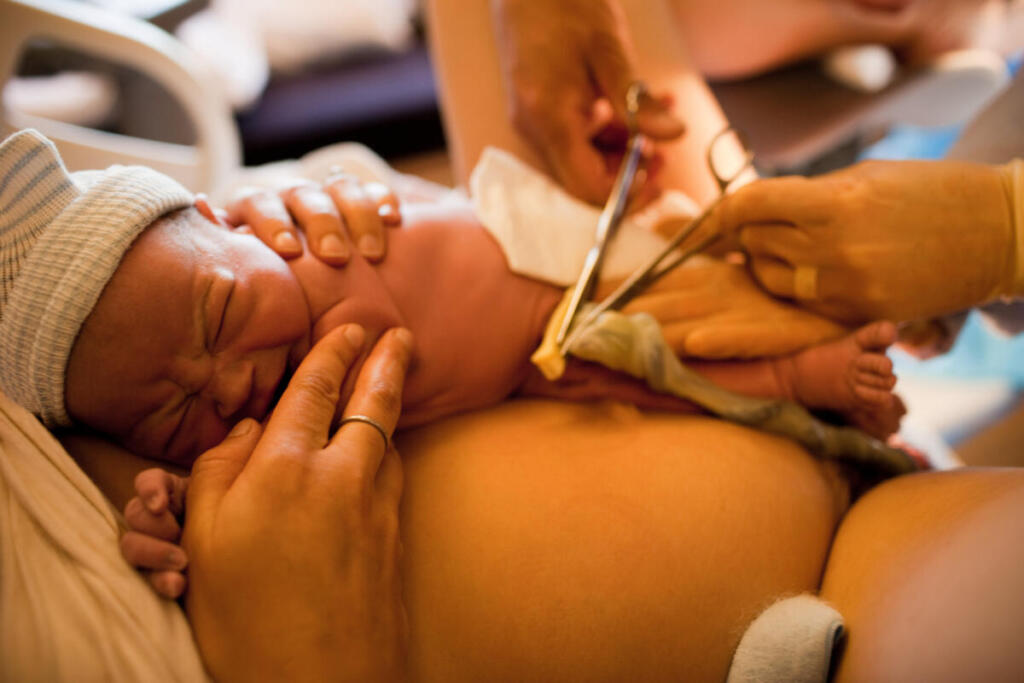 Texas, la madre surrogata che rifiutò l’aborto ha partorito: il piccolo Gabriel lotta per la vita