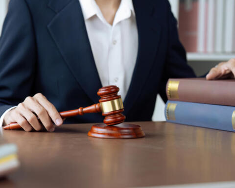 Palo Alto, svolta nella causa per discriminazione anti‑asiatica: il giudice dà il via libera alla battaglia della famiglia Zhong