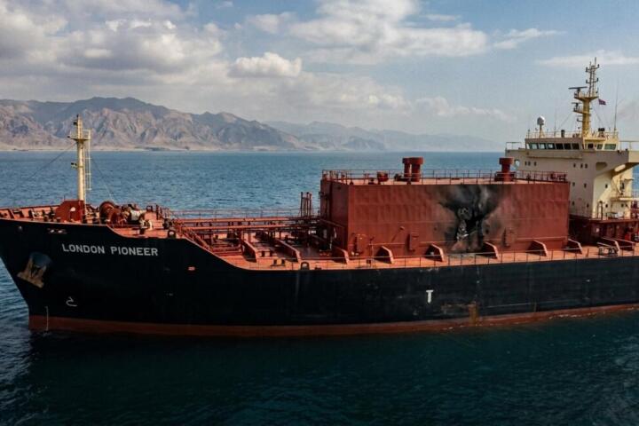 Medio Oriente, nuovi segnali sul negoziato. Petroliera inglese colpita a Hormuz