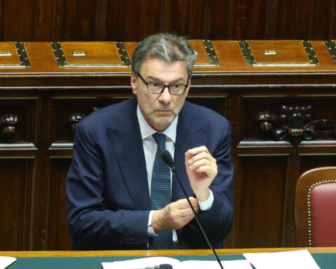 Giorgetti apre alla flat tax sugli aumenti di stipendio dei giovani