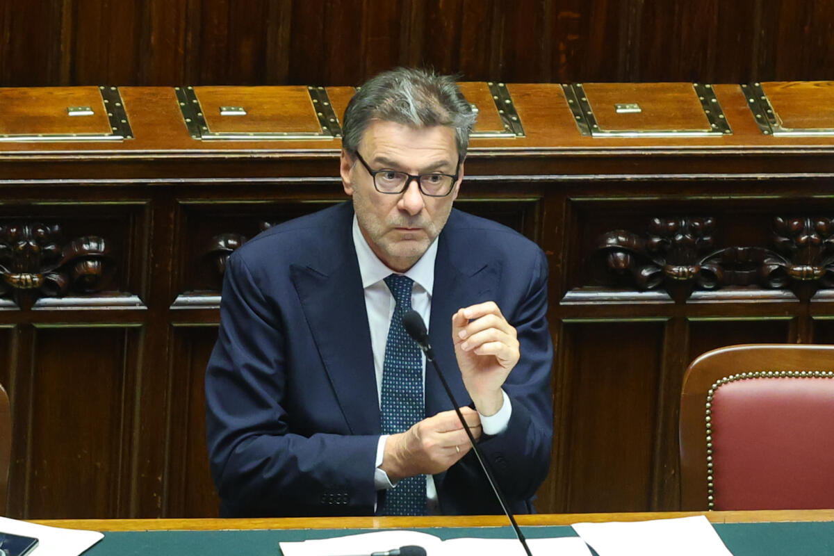 Giorgetti apre alla flat tax sugli aumenti di stipendio dei giovani