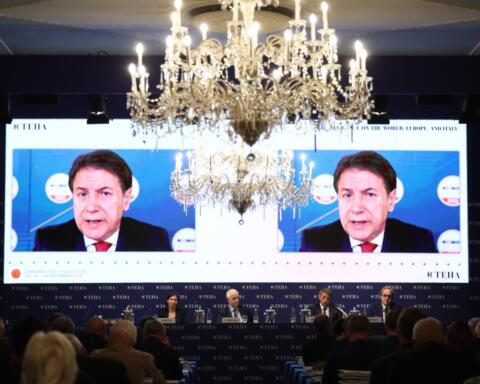 Conte: “Lavoro povero in aumento, sull’estero no all’escalation militare”