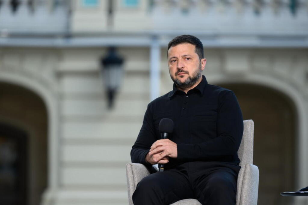 Ucraina, Zelensky propone a Putin un incontro al G20. Il Cremlino: “Se vuole vederlo, venga a Mosca”