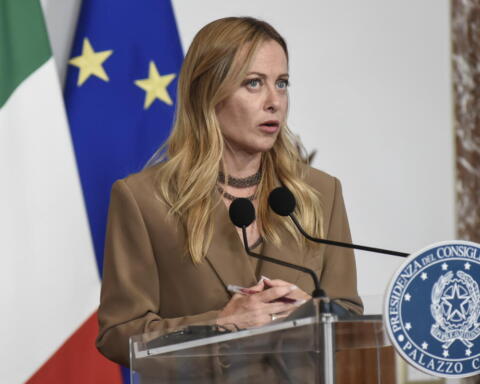 Meloni: “Tasse ridotte, avanti con Kiev”. E sulle alleanze fissa il limite