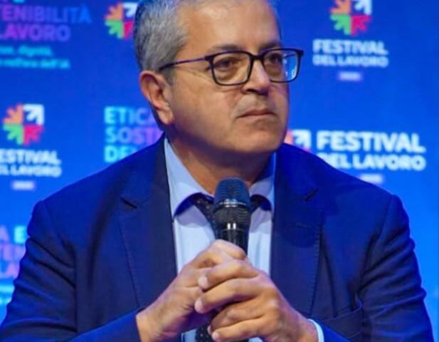“La chiamiamo questione generazionale, come se il problema fosse solamente che i figli sono pochi. Il problema è anche che nessuno consegna un mestiere quando i figli sono pochi”. Lo scrive Vincenzo Caridi su Milano Finanza, ricordando che nel 2006 gli occupati under 35 erano più di sette milioni e gli over 50 poco più di cinque, mentre oggi sono rispettivamente 5,3 e 10,5 milioni. “In vent’anni le due curve non si sono avvicinate, si sono scambiate di posto”. Entro il 2029, sottolinea Caridi, serviranno tra 3,3 e 3,7 milioni di lavoratori e oltre tre milioni serviranno soltanto a sostituire chi esce. “La domanda vera è: settore per settore, quanti escono in cinque anni e quanti ne entrano capaci di fare quello che facevano loro? Non quanti se ne vanno, ma quanto sapere se ne va”. Lavoro: Caridi, “staffetta generazionale deve diventare il modo normale di trasferire le competenze” “La staffetta generazionale deve diventare il modo normale di trasferire le competenze, trasformandola da facoltà e sperimentazione in regola”. È una delle proposte avanzate da Vincenzo Caridi in un intervento pubblicato su Milano Finanza. Caridi richiama l’articolo 6 della legge 34 del 2026, che consente al lavoratore vicino alla pensione di ridurre l’orario tra il 25 e il 50% mentre l’impresa assume un under 34 a tempo pieno e indeterminato. “I numeri sono da sperimentazione – mille lavoratori in tutta Italia, imprese sotto i cinquanta dipendenti, fino alla fine del 2027 – ma è la prima volta che il nostro ordinamento mette risorse pubbliche per riconoscere che il trasferimento delle competenze e dei mestieri è necessario. E la direzione del Legislatore è quella giusta”. Lavoro: Caridi, “rischio è avere giovani che non sanno ancora fare e maturi che non sanno più fare” La transizione generazionale nel lavoro non può ridursi allo schema del senior che insegna e del giovane che impara. A sostenerlo è Vincenzo Caridi in un articolo su Milano Finanza. “Il 58,6% delle imprese che hanno valutato un investimento in intelligenza artificiale non lo ha realizzato per mancanza di competenze, e il World Economic Forum stima che entro il 2030 il 59% dei lavoratori dovrà riqualificarsi”. Per Caridi, se “gli over 50 producono oltre l’ottanta per cento dell’incremento occupazionale e nessuno li riporta a scuola, fra dieci anni avremo giovani che non sanno ancora fare e maturi che non sanno più fare”. La sfida, quindi, è tenere insieme trasferimento dei mestieri e aggiornamento delle competenze, misurando anche “il tempo di autonomia operativa”, cioè i mesi che separano l’assunzione dal momento in cui una persona è in grado di reggere il posto da sola.