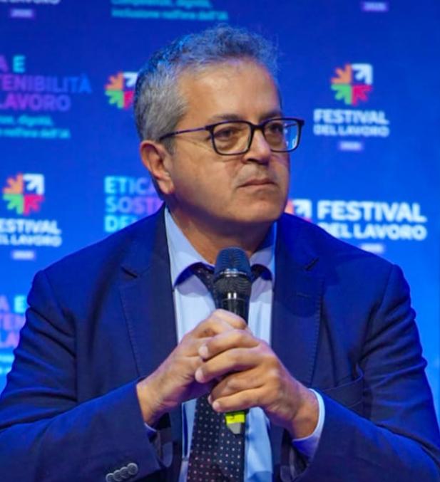 “La chiamiamo questione generazionale, come se il problema fosse solamente che i figli sono pochi. Il problema è anche che nessuno consegna un mestiere quando i figli sono pochi”. Lo scrive Vincenzo Caridi su Milano Finanza, ricordando che nel 2006 gli occupati under 35 erano più di sette milioni e gli over 50 poco più di cinque, mentre oggi sono rispettivamente 5,3 e 10,5 milioni. “In vent’anni le due curve non si sono avvicinate, si sono scambiate di posto”. Entro il 2029, sottolinea Caridi, serviranno tra 3,3 e 3,7 milioni di lavoratori e oltre tre milioni serviranno soltanto a sostituire chi esce. “La domanda vera è: settore per settore, quanti escono in cinque anni e quanti ne entrano capaci di fare quello che facevano loro? Non quanti se ne vanno, ma quanto sapere se ne va”. Lavoro: Caridi, “staffetta generazionale deve diventare il modo normale di trasferire le competenze” “La staffetta generazionale deve diventare il modo normale di trasferire le competenze, trasformandola da facoltà e sperimentazione in regola”. È una delle proposte avanzate da Vincenzo Caridi in un intervento pubblicato su Milano Finanza. Caridi richiama l’articolo 6 della legge 34 del 2026, che consente al lavoratore vicino alla pensione di ridurre l’orario tra il 25 e il 50% mentre l’impresa assume un under 34 a tempo pieno e indeterminato. “I numeri sono da sperimentazione – mille lavoratori in tutta Italia, imprese sotto i cinquanta dipendenti, fino alla fine del 2027 – ma è la prima volta che il nostro ordinamento mette risorse pubbliche per riconoscere che il trasferimento delle competenze e dei mestieri è necessario. E la direzione del Legislatore è quella giusta”. Lavoro: Caridi, “rischio è avere giovani che non sanno ancora fare e maturi che non sanno più fare” La transizione generazionale nel lavoro non può ridursi allo schema del senior che insegna e del giovane che impara. A sostenerlo è Vincenzo Caridi in un articolo su Milano Finanza. “Il 58,6% delle imprese che hanno valutato un investimento in intelligenza artificiale non lo ha realizzato per mancanza di competenze, e il World Economic Forum stima che entro il 2030 il 59% dei lavoratori dovrà riqualificarsi”. Per Caridi, se “gli over 50 producono oltre l’ottanta per cento dell’incremento occupazionale e nessuno li riporta a scuola, fra dieci anni avremo giovani che non sanno ancora fare e maturi che non sanno più fare”. La sfida, quindi, è tenere insieme trasferimento dei mestieri e aggiornamento delle competenze, misurando anche “il tempo di autonomia operativa”, cioè i mesi che separano l’assunzione dal momento in cui una persona è in grado di reggere il posto da sola.