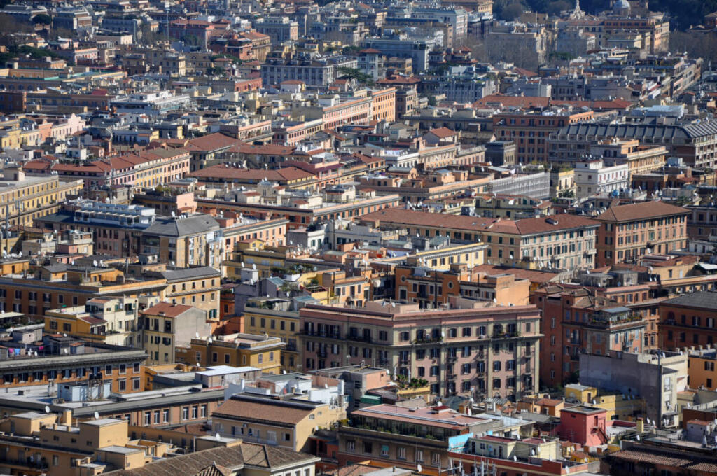 Istat, prezzi delle case ancora in salita: +4% in un anno. Roma accelera, Milano frena