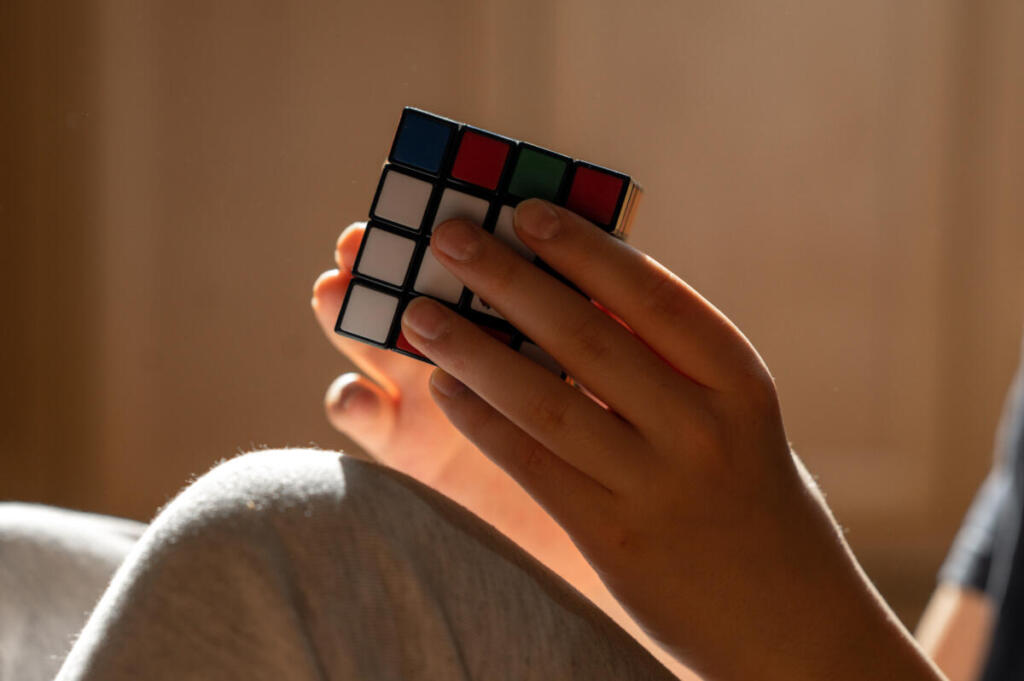 Bambina cinese di 6 anni stabilisce il record femminile di velocità con il cubo di Rubik