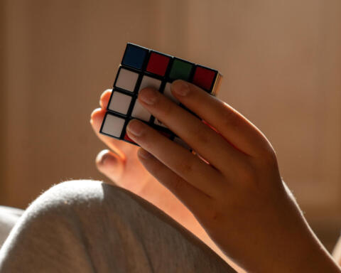 Bambina cinese di 6 anni stabilisce il record femminile di velocità con il cubo di Rubik