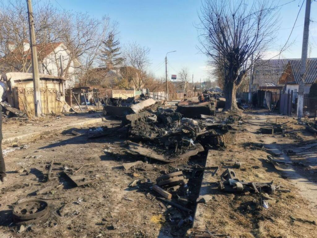 Ucraina, notte di fuoco su Kiev. Colpita una nave civile nel Mar Nero, cresce la pressione su Mosca