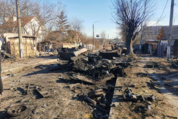 Ucraina, notte di fuoco su Kiev. Colpita una nave civile nel Mar Nero, cresce la pressione su Mosca