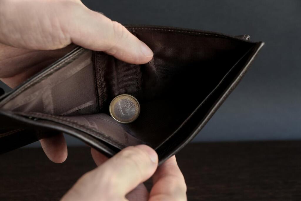 Povertà ai minimi storici negli USA, ma gli esperti avvertono: “Il peggio arriverà nel 2027”