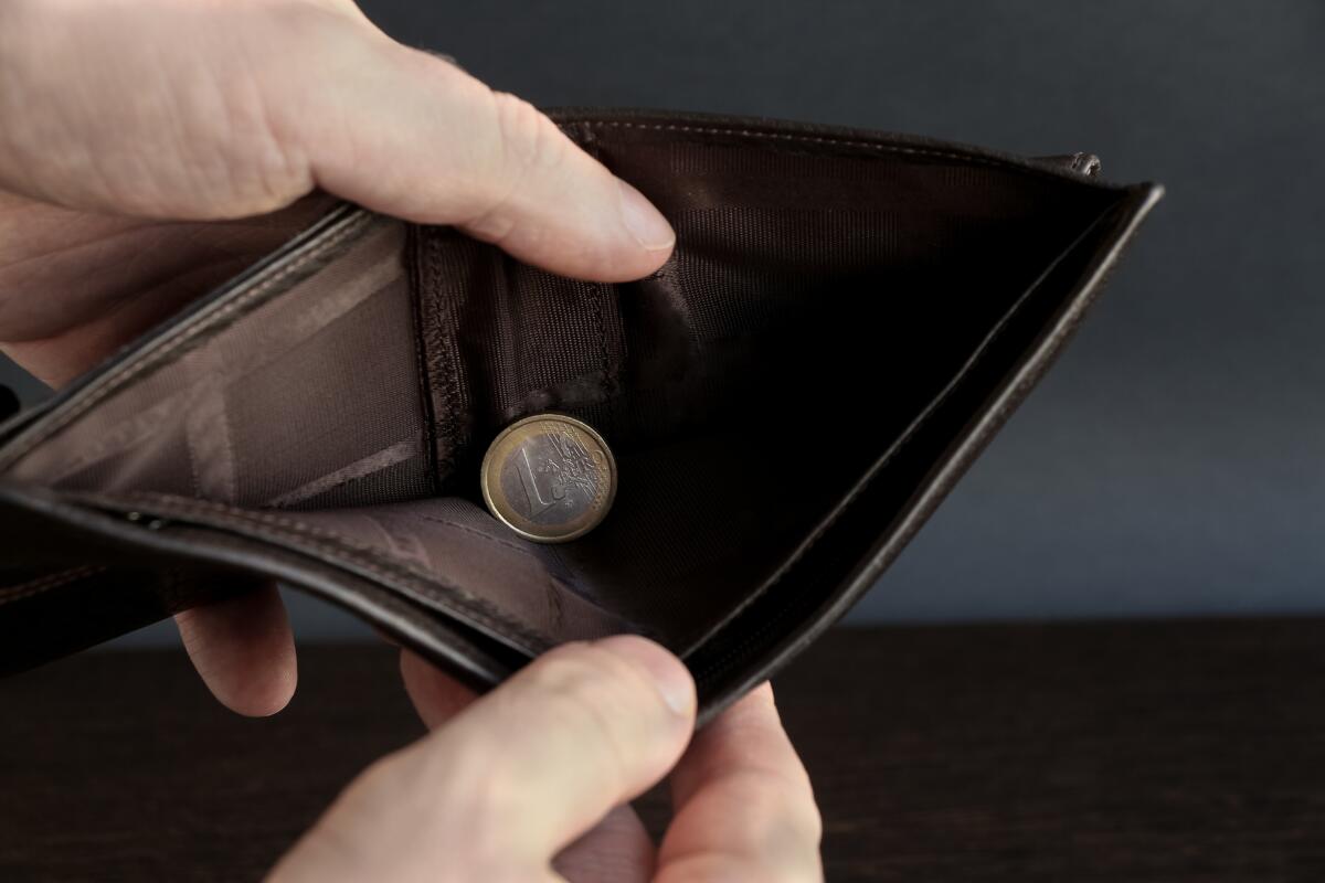Povertà ai minimi storici negli USA, ma gli esperti avvertono: “Il peggio arriverà nel 2027”