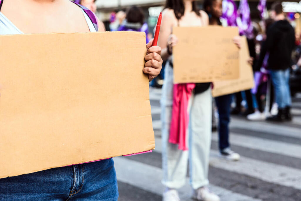 Austin, scontro tra ICE e comunità: un uomo ferito, proteste e richieste di trasparenza