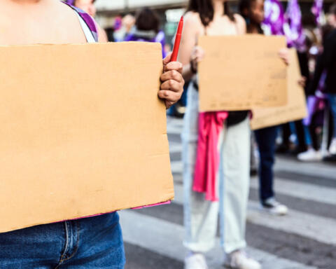 Austin, scontro tra ICE e comunità: un uomo ferito, proteste e richieste di trasparenza