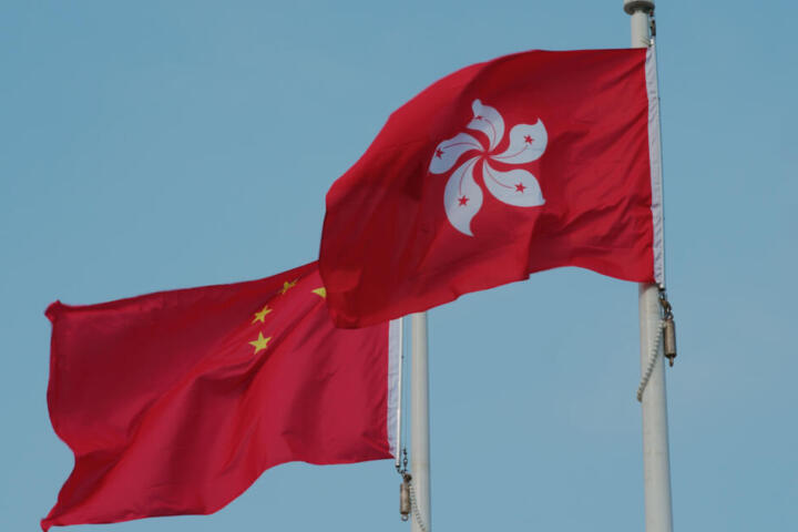 Joshua Wong si dichiara colpevole di “collusione con entità straniere”: il simbolo della democrazia di Hong Kong rischia l’ergastolo