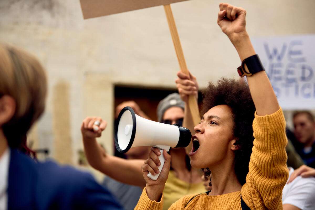 Dover paralizzata da uomini mascherati: protesta anti‑immigrazione blocca il principale porto britannico