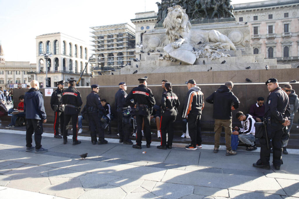 CONTROLLI DELLE FORZE DELL ORDINE IN PIAZZA DUOMO DOPO GLI SCONTRI DI SABATO E DOMENICA CONTROLLO CARABINIERI